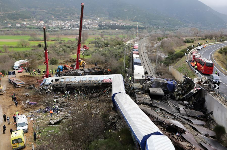 Τέμπη: «Ψάξτε τι μετέφερε η εμπορική αμαξοστοιχία» ζητούν οι συγγενείς των θυμάτων