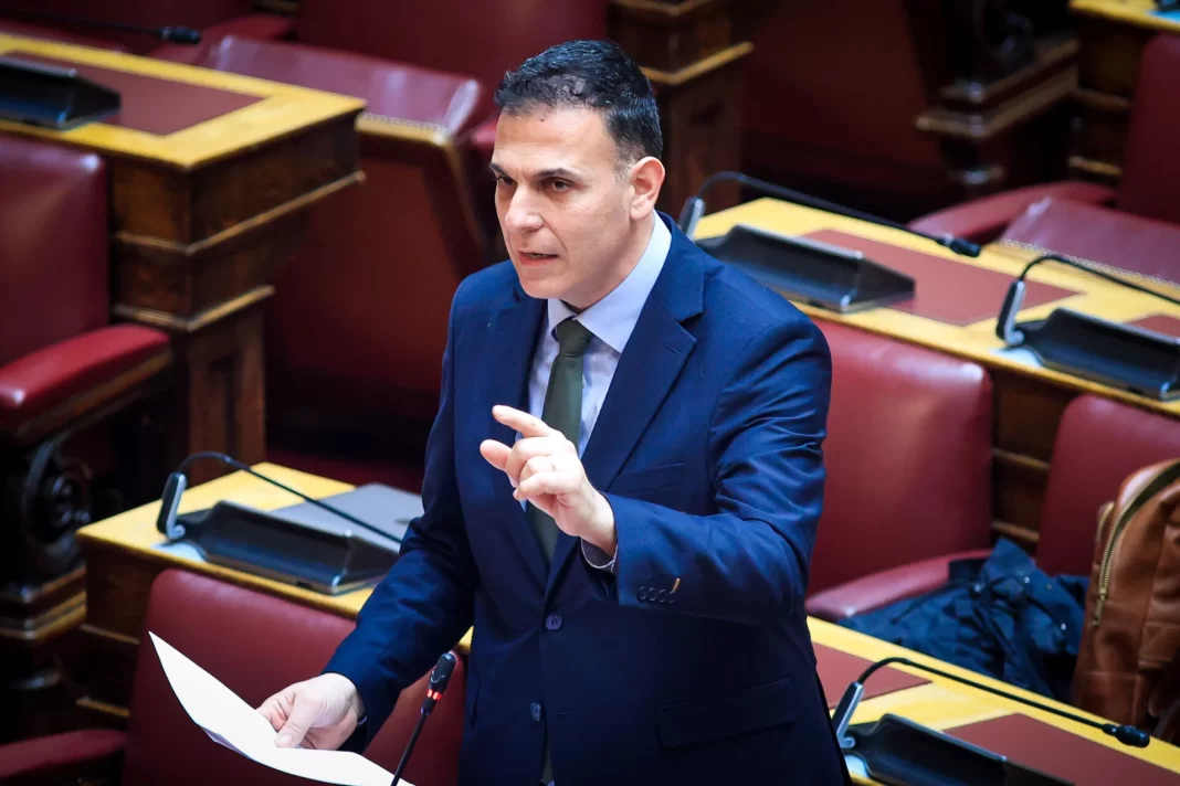 Καραμέρος: «Τα ηχητικά και η εξαφάνιση των βίντεο εκθέτουν την κυβέρνηση για τα Τέμπη»