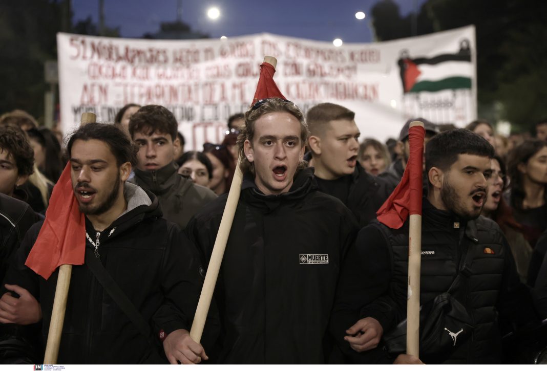 Ολοκληρώθηκε η πορεία για την 51η επέτειο του Πολυτεχνείου – Επεισόδια στην Θεσσαλονίκη