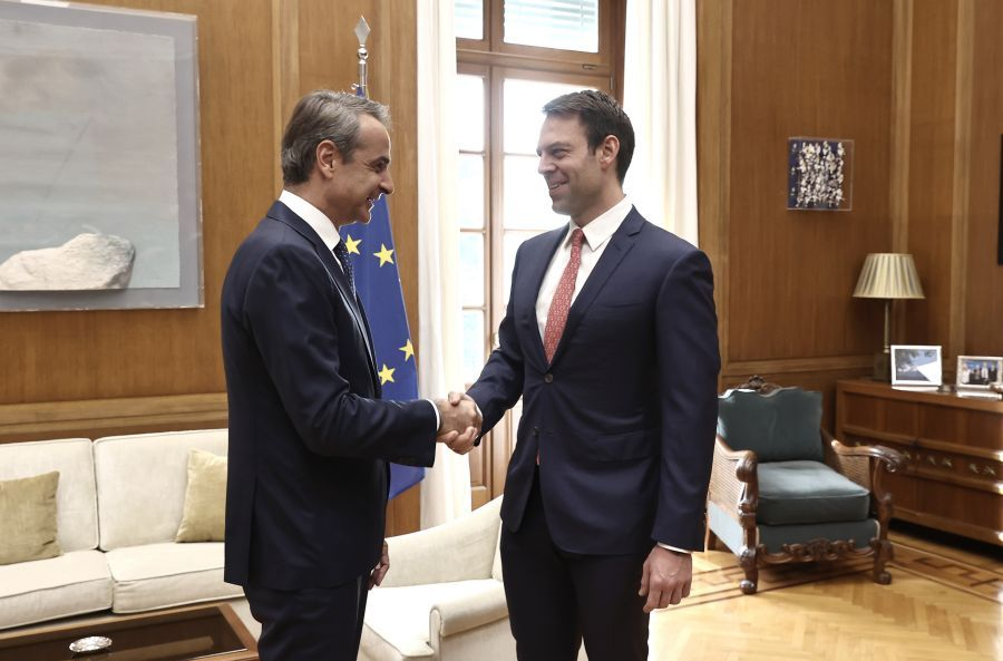 Συνεργασία Μητσοτάκη – Κασσελάκη μέσω…Φάρλι βλέπει ο Τσουκαλάς του ΠΑΣΟΚ