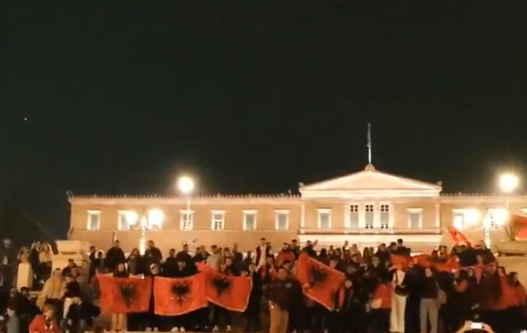 Πόλεμος στα δεξιά της ΝΔ για την πορεία των Αλβανών στο Σύνταγμα – «Μας ντροπιάζει η κυβέρνηση Μητσοτάκη»