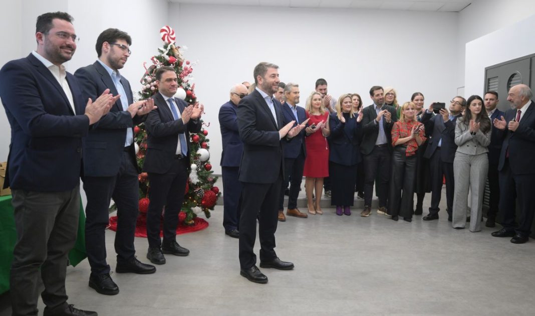 Tα (συγκινητικά) χριστουγεννιάτικα κάλαντα στον Νίκο Ανδρουλάκη