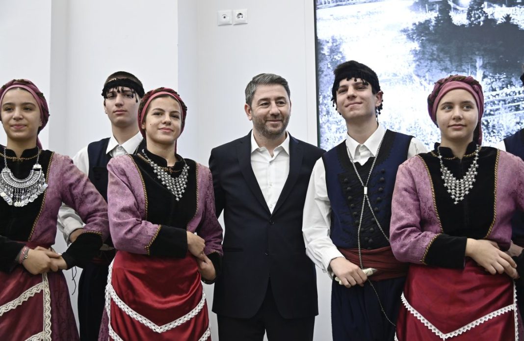 Τα πρωτοχρονιάτικα κάλαντα στον Ανδρουλάκη και η μαντινάδα για το ΠΑΣΟΚ (βίντεο)