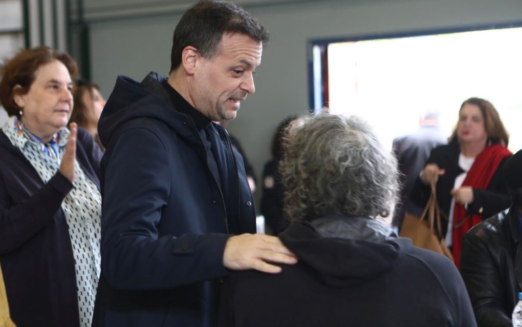 Γεύματα αγάπης από τον Δήμο Αθηναίων – Χ. Δούκας: «Να βοηθήσουμε όσο περνάει από το χέρι μας»