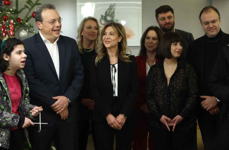 Ευχές και χριστουγεννιάτικα κάλαντα άκουσε ο πρόεδρος του ΣΥΡΙΖΑ-ΠΣ Σωκράτης Φάμελλος στο γραφείο του στην Κουμουνδούρου από τα παιδιά του Σωματείο Γονέων ΑμεΑ «Νίκη»