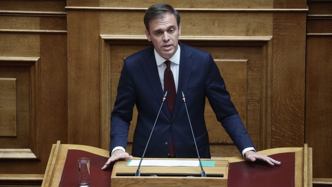 Η απάντηση Μάντζου για το επεισόδιο στη Βουλή: «Υπήρξε πολύ έντονη διαφωνία και λιποθύμησε»