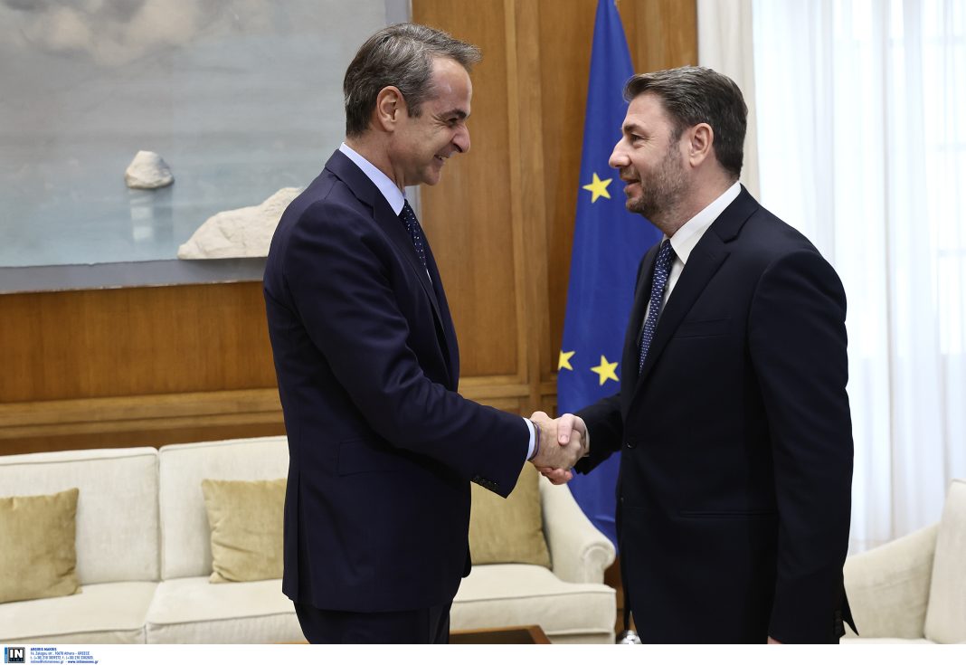 Η βολική συναίνεση του ΠΑΣΟΚ, ο άξονας με τη ΝΔ και η ένωση της αντιπολίτευσης