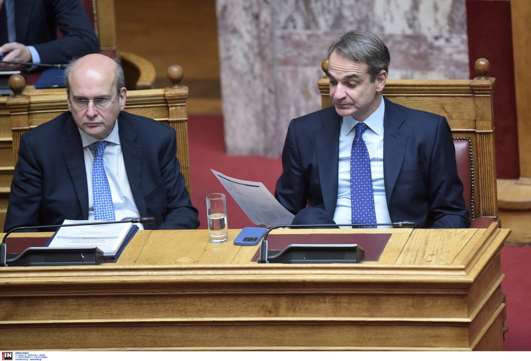 Τα επικοινωνιακά «χάδια» στις τράπεζες και το πυροτέχνημα της έκτακτης φορολόγησης