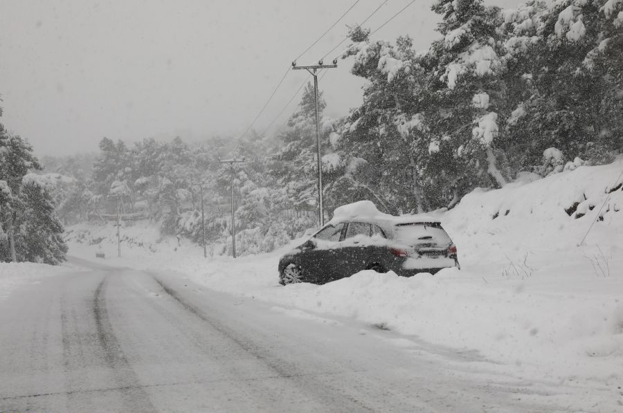 Έκλεισε η λεωφόρος Πάρνηθος από την χιονόπτωση