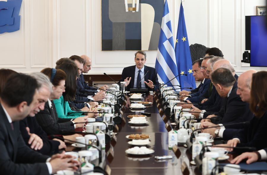 ΣΥΡΙΖΑ: «Ο Μητσοτάκης μάλλον διάβασε τους μπλε φακέλους του 2019»