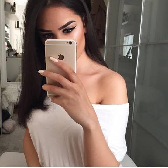 iphone phone τηλέφωνο Αν και πολλοί ίσως να μην το έχουν πάρει χαμπάρι, μία σημαντική διαφοροποίηση υπάρχει πλέον στους λογαριασμούς Ίντερνετ καθώς από 1η Ιανουαρίου 2025 έχει καταργηθεί το τέλος σταθερής τηλεφωνίας για συνδέσεις με οπτική ίνα με ταχύτητες από 100mbps και πάνω. Ειδικότερα, όπως αναφέρεται σε απόφαση της ΑΑΔΕ, η οποία δημοσιεύτηκε στην Εφημερίδα της Κυβερνήσεως, έχουν γίνει σημαντικές τροποποιήσεις στο έντυπο δήλωσης Δ604, το οποίο αφορά την απόδοση του τέλους συνδρομητών για τις συνδέσεις σταθερής τηλεφωνίας. Οι αλλαγές αυτές αποσκοπούν στην ενίσχυση των τεχνολογικών υποδομών της χώρας και στη φορολογική ελάφρυνση των επιχειρήσεων και των καταναλωτών που επενδύουν σε νέες, καινοτόμες τεχνολογίες. Η συγκεκριμένη απόφαση αποτελείμία από τις εξαγγελίες που είχε κάνει ο πρωθυπουργός, Κυριάκος Μητσοτάκης στη Διεθνή Έκθεση Θεσσαλονίκης τον Σεπτέμβριο του 2024. Σύμφωνα, με τη σχετική ανακοίνωση που είχε εκδώσει το Υπουργείο Οικονομικών, η συγκεκριμένη εξαγγελία είχε ως σκοπό την ανάπτυξη της ψηφιοποίησης της ελληνικής οικονομίας και της ευρυζωνικότητας υψηλών ταχυτήτων μέσω οπτικών ινών, ενώ το δημοσιονομικό κόστος εκτιμήθηκε σε 24 εκατ. ευρώ ετησίως. Στο 5% ανερχόταν ο ειδικός φόρος σταθερής τηλεφωνίας Έτσι, από την 1η Ιανουαρίου 2025, οι νέες ρυθμίσεις θα ισχύουν για συγκεκριμένες κατηγορίες συνδέσεων, οι οποίες πληρούν τα κριτήρια για την απαλλαγή από το τέλος. Συγκεκριμένα, οι συνδέσεις σταθερής τηλεφωνίας που παρέχονται μέσω δικτύων οπτικών ινών και προσφέρουν ταχύτητες τουλάχιστον 100 Mbps θα είναι πλέον απαλλαγμένες από το τέλος συνδρομητών, το οποίο ανερχόταν σε 5%. Αυτή η διάταξη εντάσσεται στο πλαίσιο του άρθρου 28 του νόμου 5162/2024 και αποσκοπεί στην υποστήριξη της τεχνολογικής ανάπτυξης και της χρήσης των πιο σύγχρονων δικτυακών υποδομών. Για την εφαρμογή αυτών των αλλαγών, το έντυπο δήλωσης Δ604, το οποίο χρησιμοποιείται για την απόδοση του τέλους συνδρομητών σταθερής τηλεφωνίας, ανανεώνεται πλήρως ώστε να ενσωματώνει τις νέες ρυθμίσεις. Οι εταιρείες τηλεπικοινωνιών που παρέχουν συνδέσεις μέσω οπτικών ινών θα πρέπει να χρησιμοποιούν το αναθεωρημένο έντυπο για τις δηλώσεις που αφορούν τις συνδέσεις που πληρούν τις προϋποθέσεις απαλλαγής. Το νέο έντυπο θα περιλαμβάνει συγκεκριμένα πεδία για την καταγραφή των συνδέσεων που πληρούν τα κριτήρια απαλλαγής.