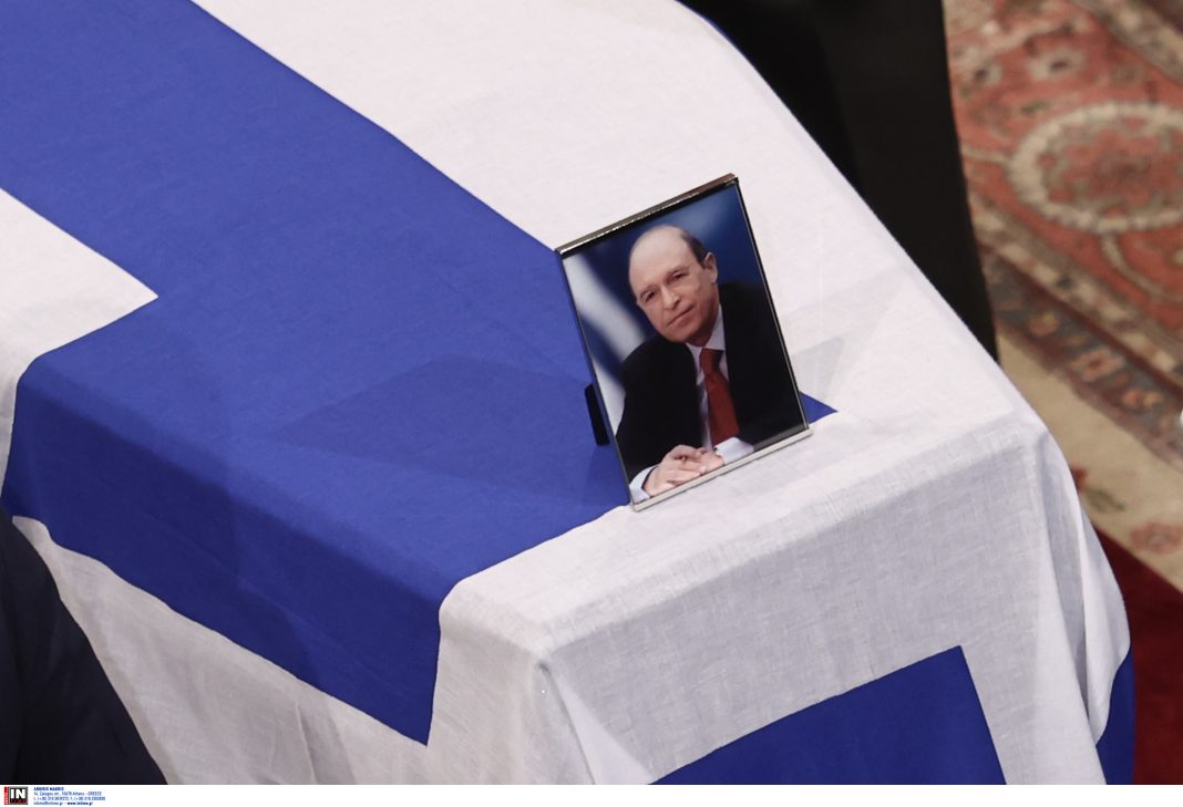 Κώστας Σημίτης: Οι απουσίες και οι αποχαιρετισμοί στο τελευταίο αντίο