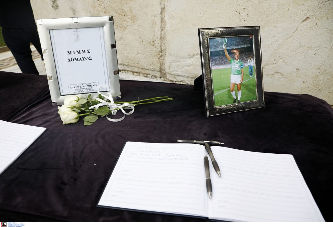 Μίμης Δομάζος: Τελευταία στάση στη Λεωφόρο πριν το ύστατο χαίρε – Σε λαϊκό προσκύνημα η σορός του