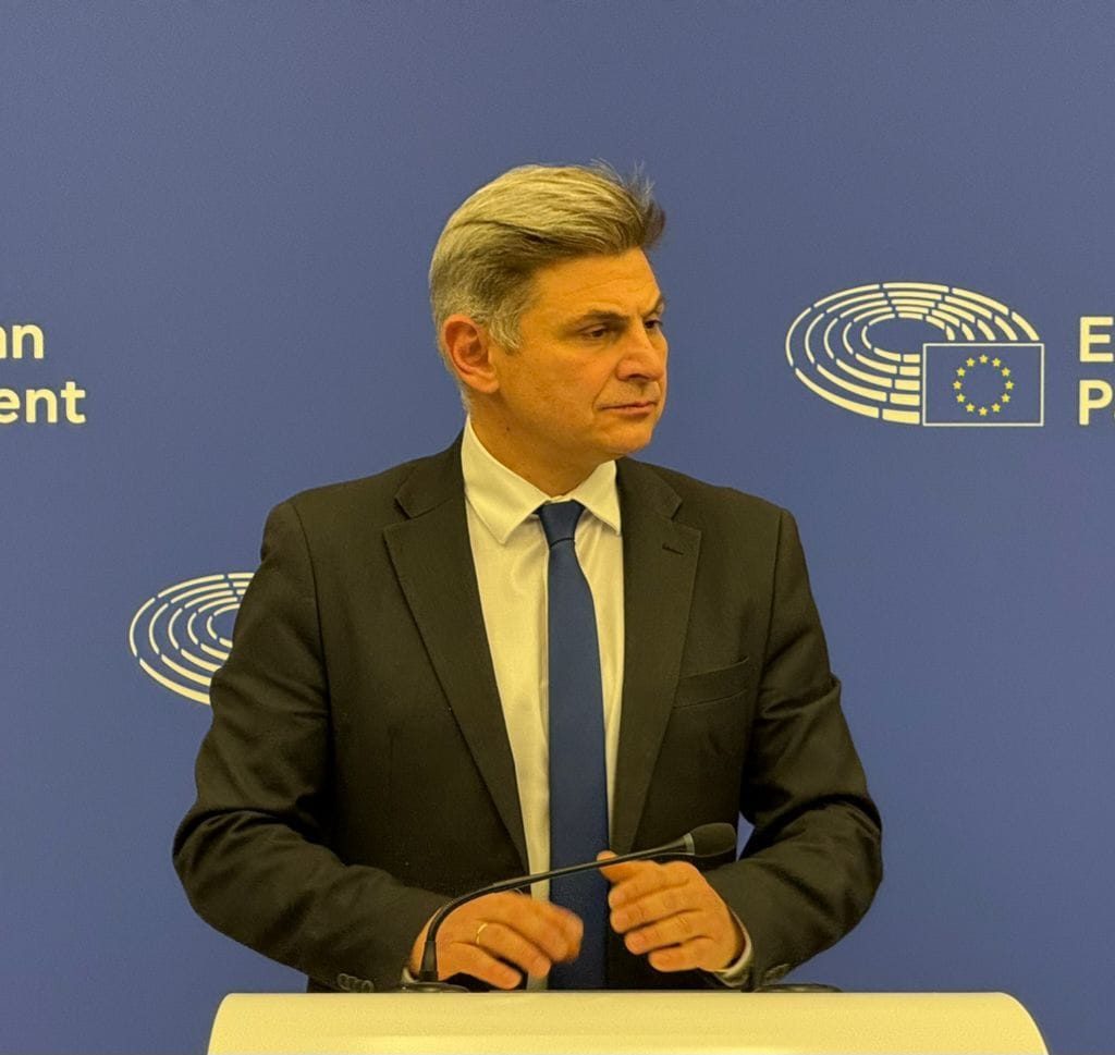 Για για το σκάνδαλο "Predatorgate", ευρωβουλευτές ΟΛΩΝ των ευρωομάδων είχαν ζητήσει την πλήρη διαλεύκανση της υπόθεσης και την εμπλοκή της Europol στις έρευνες, καθώς και την απεξάρτηση της ΕΥΠ από τον άμεσο έλεγχο του Πρωθυπουργικού Γραφείου. 