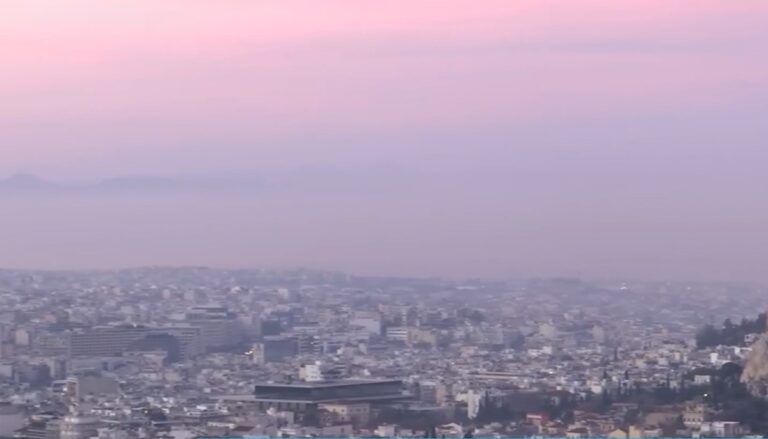 Oμίχλη έχει σκεπάσει την Αθήνα – Πιο έντονο το φαινόμενο στην Πάρνηθα και στον Πειραιά