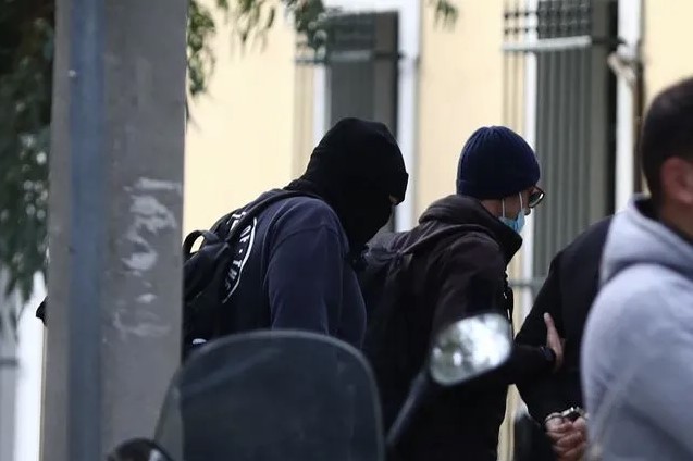 Απολογούνται οι υπόλοιποι δέκα για το κύκλωμα προστασίας σε οίκους ανοχής – Στη φυλακή η βραβευμένη αστυνομικός, ο αρχηγός και ένας υπαρχηγός