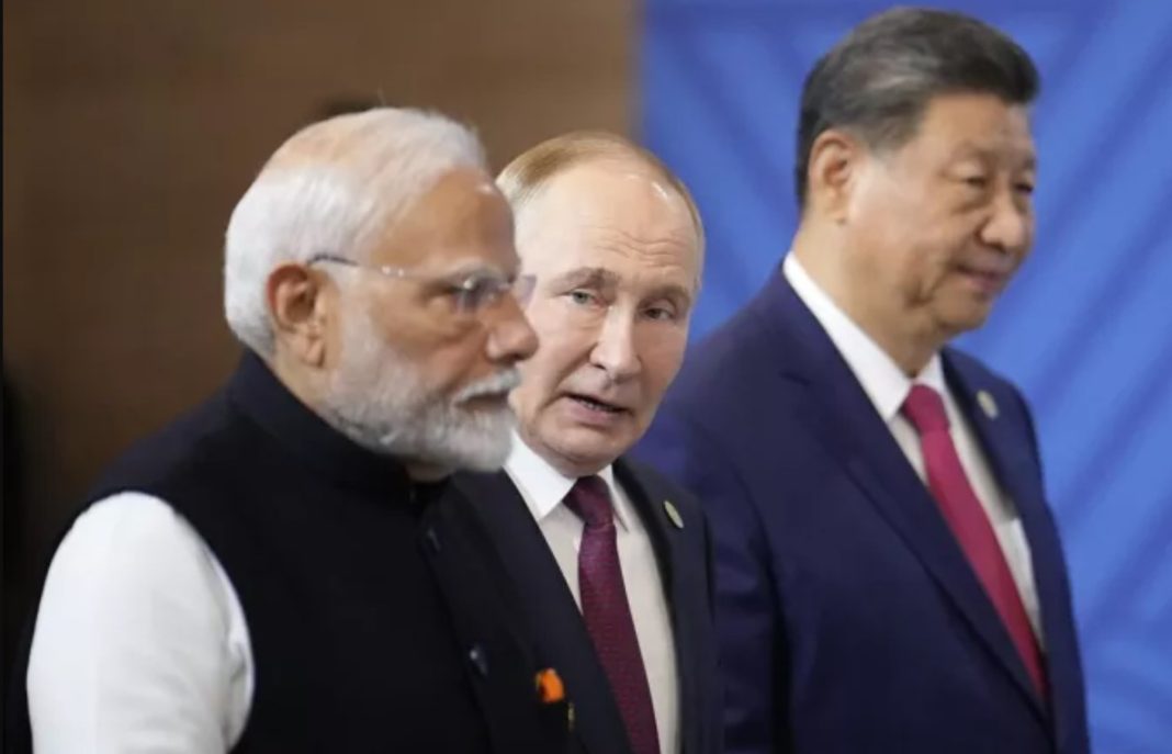 Σχετικά πρόσφατα, ο αρχηγός του ινδικού στρατού, στρατηγός Upendra Dwivedi, δήλωσε ότι μια κατάσταση που μοιάζει με αδιέξοδο συνεχίζει να υπάρχει κατά μήκος της Γραμμής Πραγματικού Ελέγχου (LAC), μια άτυπη γραμμή κατάπαυσης του πυρός μεταξύ της χώρας του και της Κίνας, παρά το γεγονός ότι τα δύο έθνη συμφώνησαν να απεμπλακούν τον Οκτώβριο του 2024. Μιλώντας την περασμένη εβδομάδα στο Νέο Δελχί, σύμφωνα με το RT, ο στρατηγός τόνισε ότι και οι δύο χώρες πρέπει να «καθίσουν μαζί και να αποκαταστήσουν την εμπιστοσύνη». Αυτό είναι ένα θέμα που χρήσει επίλυσης, προκειμένου να προχωρήσουν οι BRICS στην επόμενη μέρα της νέας πολυπολικής τάξης πραγμάτων. Ο στρατηγός Dwivedi πρόσθεσε ότι «προς το παρόν, κατά τους χειμώνες, δεν εξετάζουμε τη μείωση των επιπέδων των στρατευμάτων κατά μήκος της γραμμής του πραγματικού ελέγχου», τονίζοντας ότι η επαναξιολόγηση θα μπορούσε να γίνει πριν από το καλοκαίρι. Ο αρχηγός του Στρατού δήλωσε ότι οι δραστηριότητες περιπολίας ξεκίνησαν εκ νέου στις περιοχές Depsang και Demchok στο ανατολικό Ladakh, κατά μήκος της LAC, σύμφωνα με τις ρυθμίσεις που επιτεύχθηκαν πέρυσι. Τόνισε ότι μέχρι στιγμής έχουν πραγματοποιηθεί δύο γύροι περιπολιών επαλήθευσης και ότι και οι δύο πλευρές είναι ικανοποιημένες με τη διαδικασία. Το Νέο Δελχί και το Πεκίνο ανακοίνωσαν την επίτευξη συμφωνίας για απεμπλοκή κατά μήκος της LAC στις 21 Οκτωβρίου, μια ημέρα πριν από τη σύνοδο κορυφής των BRICS στο Καζάν της Ρωσίας. Ο πρωθυπουργός της Ινδίας Ναρέντρα Μόντι και ο Κινέζος πρόεδρος Σι Τζινπίνγκ πραγματοποίησαν σημαντική διμερή συνάντηση στο περιθώριο της συνόδου κορυφής. Οι δύο ασιατικές χώρες επιδιώκουν την προσέγγιση, προκειμένου να πετύχει το εγχείρημα των BRICS. Θα τα καταφέρουν;