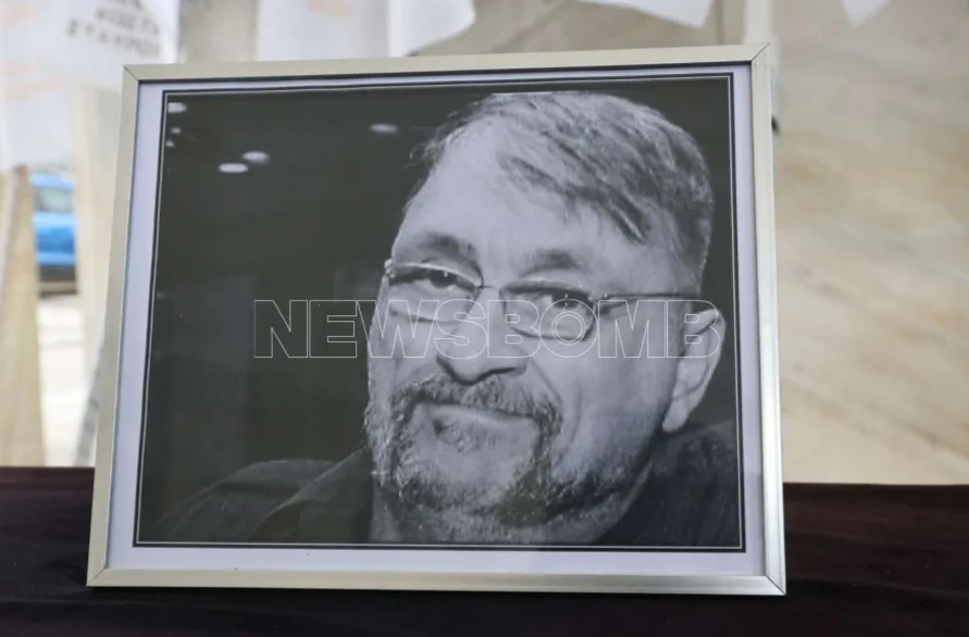 Κηδεία Ιάσονα Τριανταφυλλίδη: Τραγική φιγούρα η μητέρα του δημοσιογράφου – «Τον ζω ακόμα»