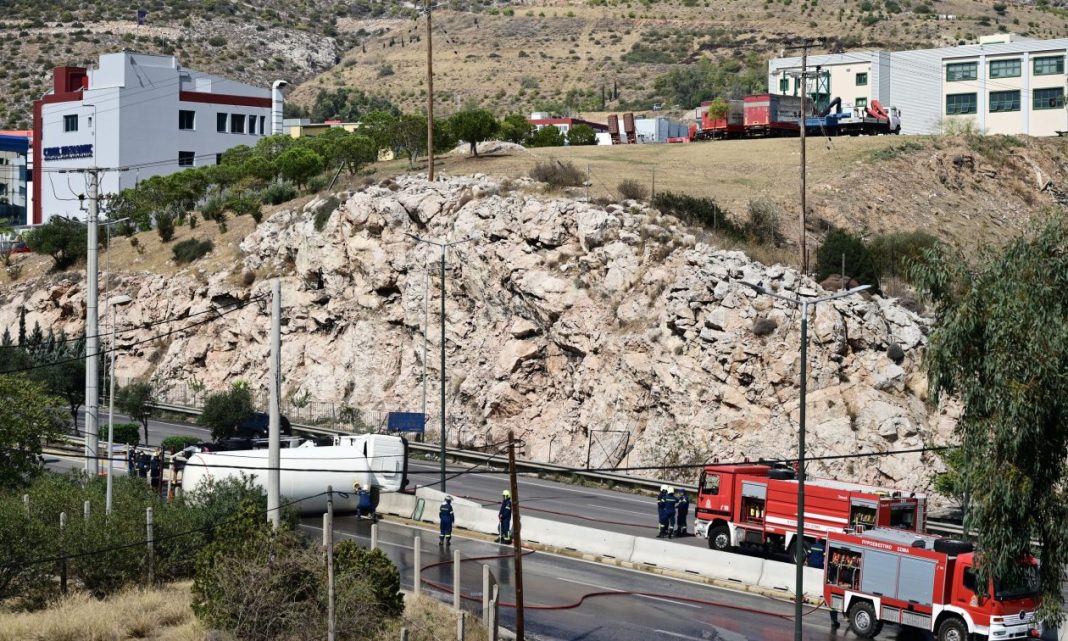 Τροχαίο ατύχημα στον Σκαραμάγκα: Φορτηγό προσέκρουσε σε διαχωριστική νησίδα