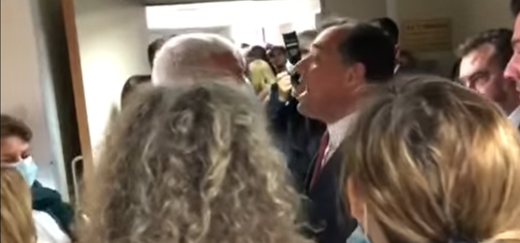 «Άσε τον κομμουνισμό απ’ έξω φοράς άσπρη μπλούζα» φώναζε ο Άδωνις σε γιατρούς του «Γεννηματά»