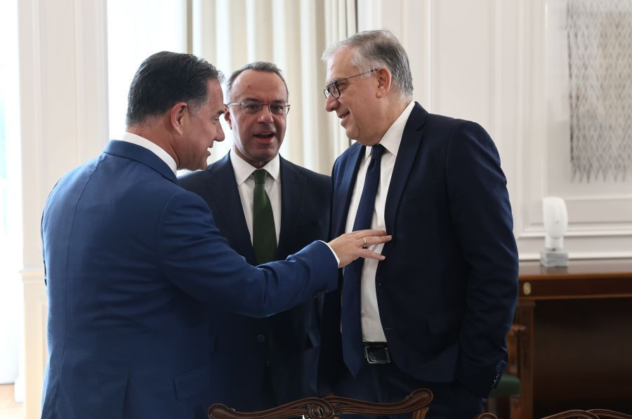 «Ο δείκτης έχει πρόβλημα» παραδέχεται ο Θεοδωρικάκος αδειάζοντας τον Άδωνι