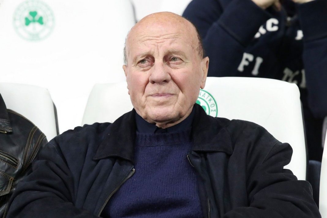 Δύσκολες ώρες για τον Μίμη Δομάζο – Ο «Στρατηγός» υπέστη επεισόδιο, μεταφέρεται στο νοσοκομείο