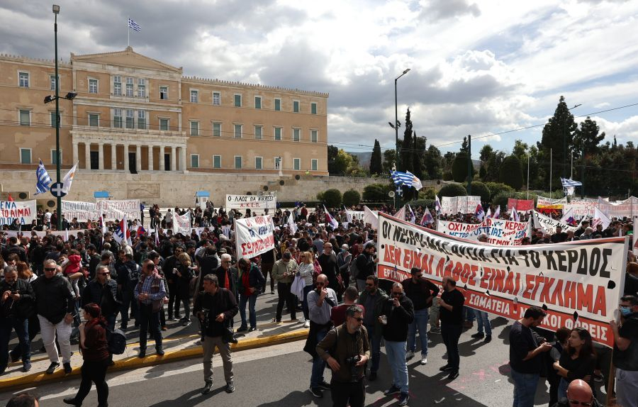 Τέμπη: «Να βγουν όλοι στους δρόμους, να αλλάξει κάτι στο κράτος» – Κάλεσμα μητέρας θύματος