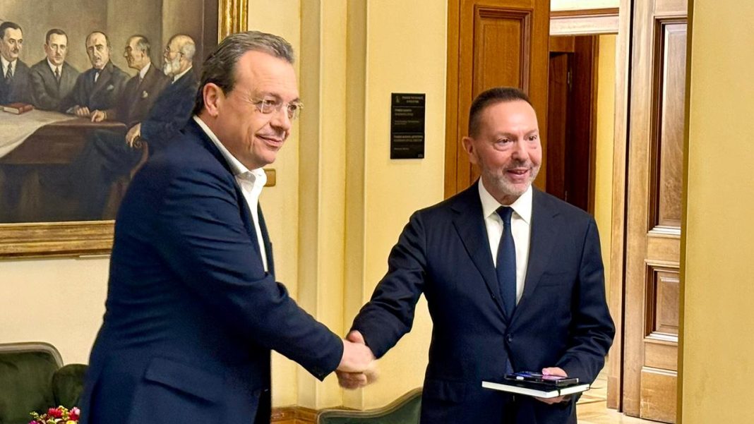 Συνάντηση Φάμελλου – Στουρνάρα: «Είναι παράλογο τα κέρδη των τραπεζών να είναι 4,5 δις τον χρόνο – Αυτά τα χρήματα λείπουν από τα νοικοκυριά»