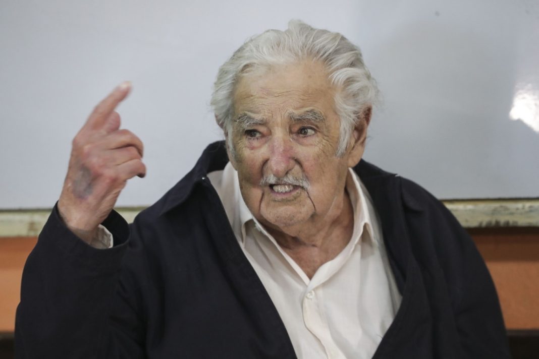 «Πεθαίνω από καρκίνο! Εκεί θέλω να με θάψετε»: Συγκλονίζει πρώην πρόεδρος χώρας