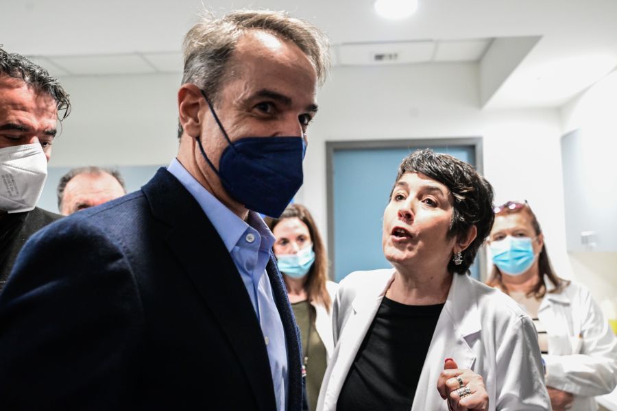 Αποδοκίμασαν οι γιατροί τον Μητσοτάκη στο Ασκληπιείο Βούλας – «Θράσος να έρχεστε στο νοσοκομείο των Τεμπών»