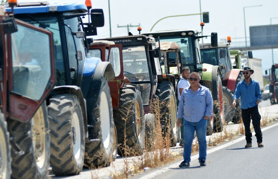 Αγρότες: Ενισχύουν τα μπλόκα στη Θεσσαλία μετά την ομιλία Μητσοτάκη