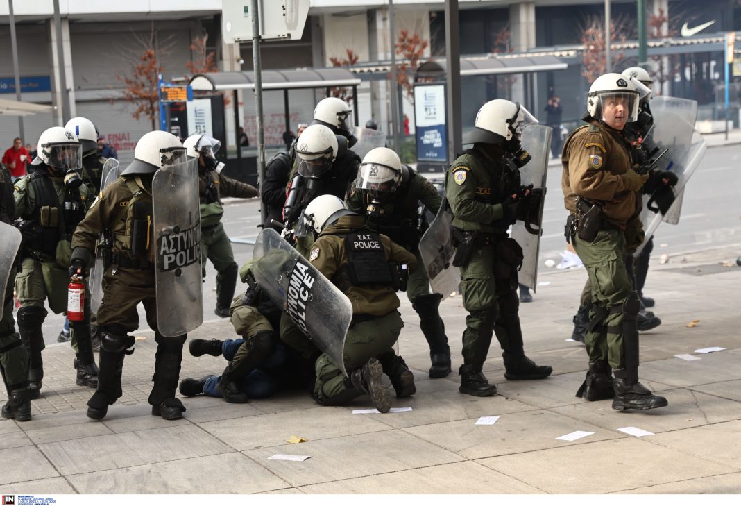 ΣΥΡΙΖΑ: «Στο αίτημα για οξυγόνο η κυβέρνηση Μητσοτάκη απάντησε με δακρυγόνα και κρότου λάμψης»