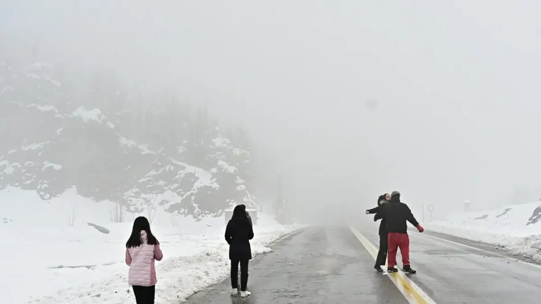 Νέο έκτακτο δελτίο καιρού για σήμερα Δευτέρα και για αύριο Τρίτη: Βροχές και χιονόπτωση και στα χαμηλά