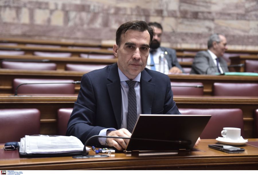 Ο Χουρδάκης δεν ψήφισε τo νομοσχέδιο για τα ομόφυλα ζευγάρια – Αμνησία Κασσελάκη