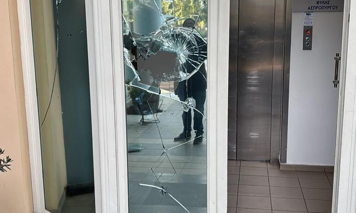 Επίθεση στο κτίριο του Διοικητηρίου της Περιφέρειας Αττικής στην Ελευσίνα – Σοβαρές ζημιές