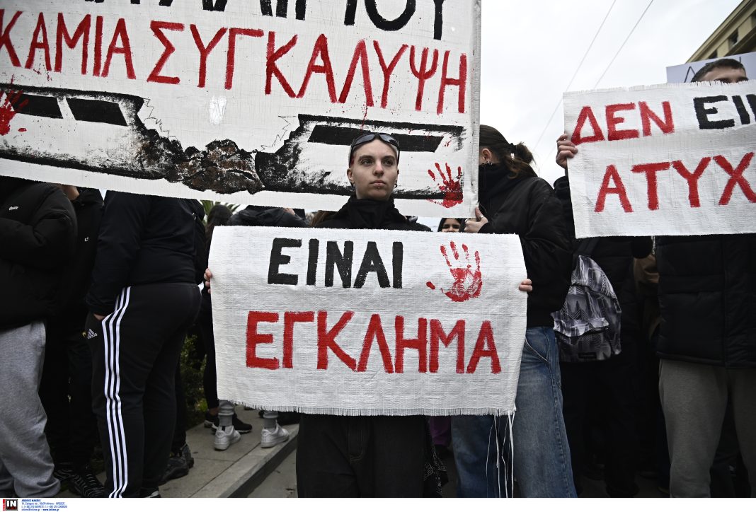 Τέμπη: Συγγενείς των θυμάτων στο σημείο της τραγωδίας “Παιδί μου σου έφερα το Άγιο Φως” (βίντεο)