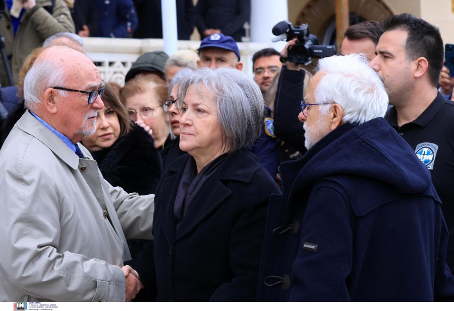 Βασίλης Καλογήρου: Η νέα ανάρτηση της μητέρας του – «Τέτοιες μέρες του ’85 σε κράτησα στην αγκαλιά μου, τώρα είσαι στην αγκαλιά της Παναγίας»