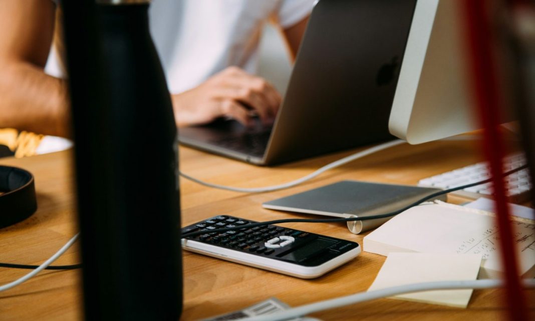 εφορία εργασία γραφείο υπολογιστής laptop