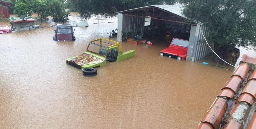 Κεφαλονιά: Για τα “μάτια του κόσμου” ήχησε σήμερα κατόπιν εορτής το 112 αφού πρώτα είχαν πνιγεί οι κάτοικοι στη λάσπη από την χθεσινοβραδινή κακοκαιρία!