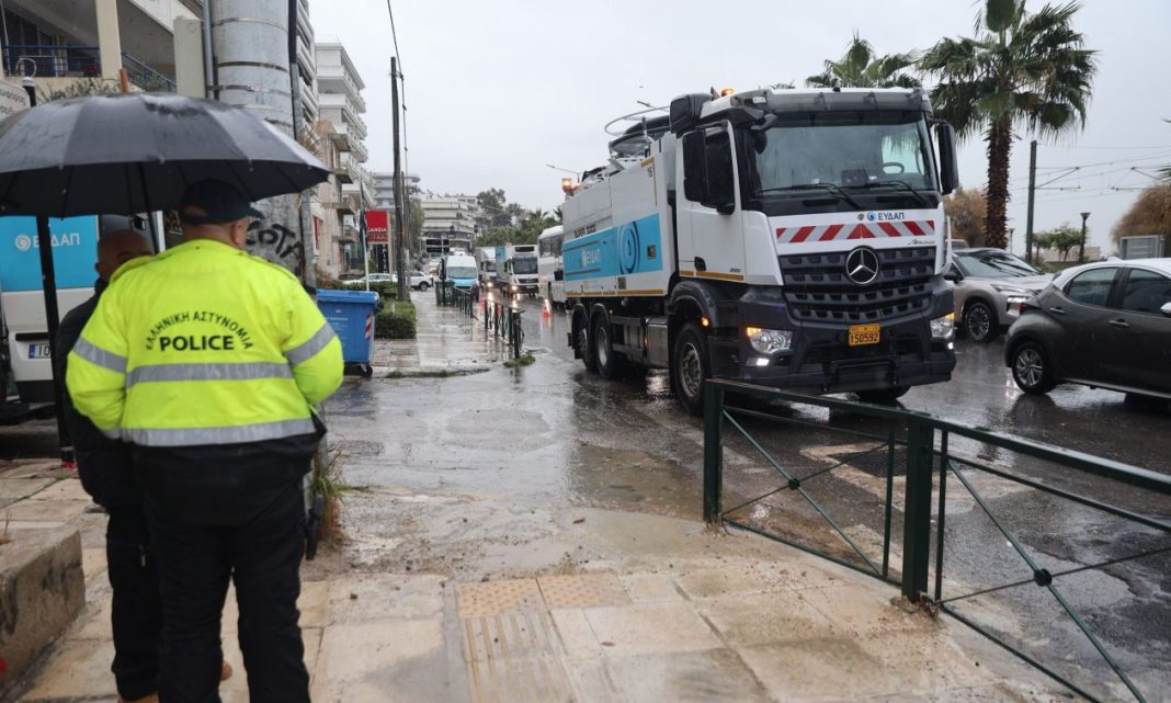 Κίνηση στους δρόμους: Καθυστερήσεις λόγω βροχής – Κλειστοί δρόμοι στα Πατήσια λόγω της φωτιάς