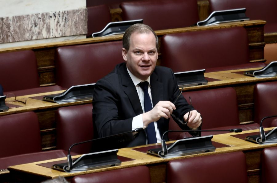 Τέμπη – Βουλή / 1 κακούργημα και 4 πλημμελήματα στη δικογραφία για Καραμανλή