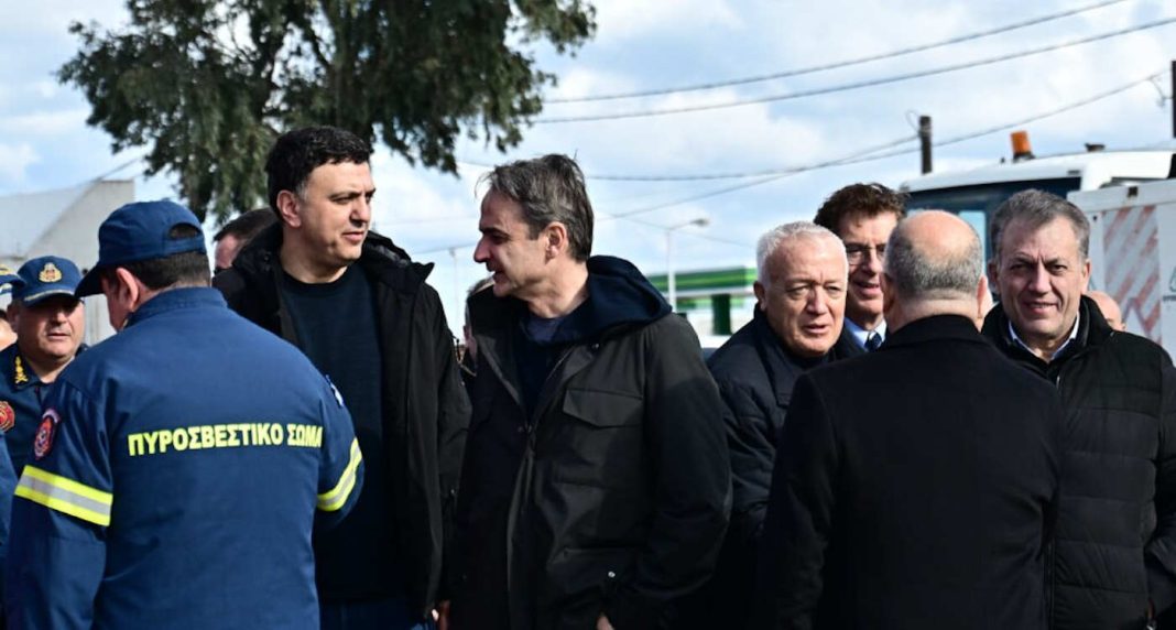 Μητσοτάκης από Σαντορίνη: Συνιστώ ψυχραιμία, το κράτος είναι δίπλα σας