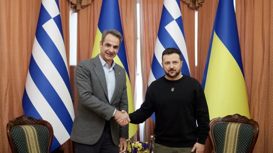 Κυβερνητικές παλινωδίες στην εξωτερική πολιτική: Ο Μητσοτάκης στηρίζει Ζελένσκι – Οι ανύπαρκτοι δεσμοί με Τραμπ και ΗΠΑ