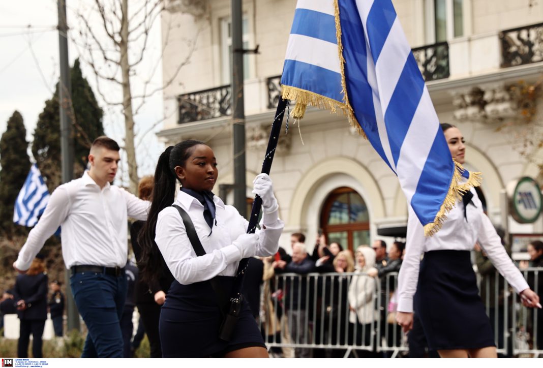Μαθητική παρέλαση 25ης Μαρτίου: Με χαμόγελα, παραδοσιακές στολές και τη γαλανόλευκη στο Σύνταγμα – Δείτε βίντεο και φωτογραφίες
