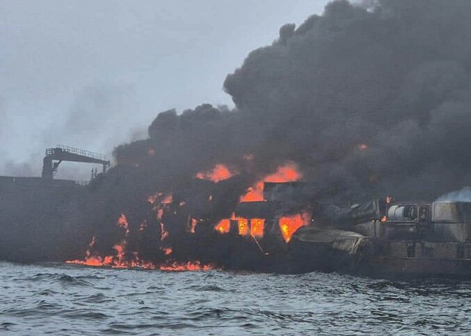 Συναγερμός στη Βόρεια Θάλασσα: Συγκρούστηκαν δεξαμενόπλοιο και φορτηγό πλοίο – Στις φλόγες το πετρελαιοφόρο