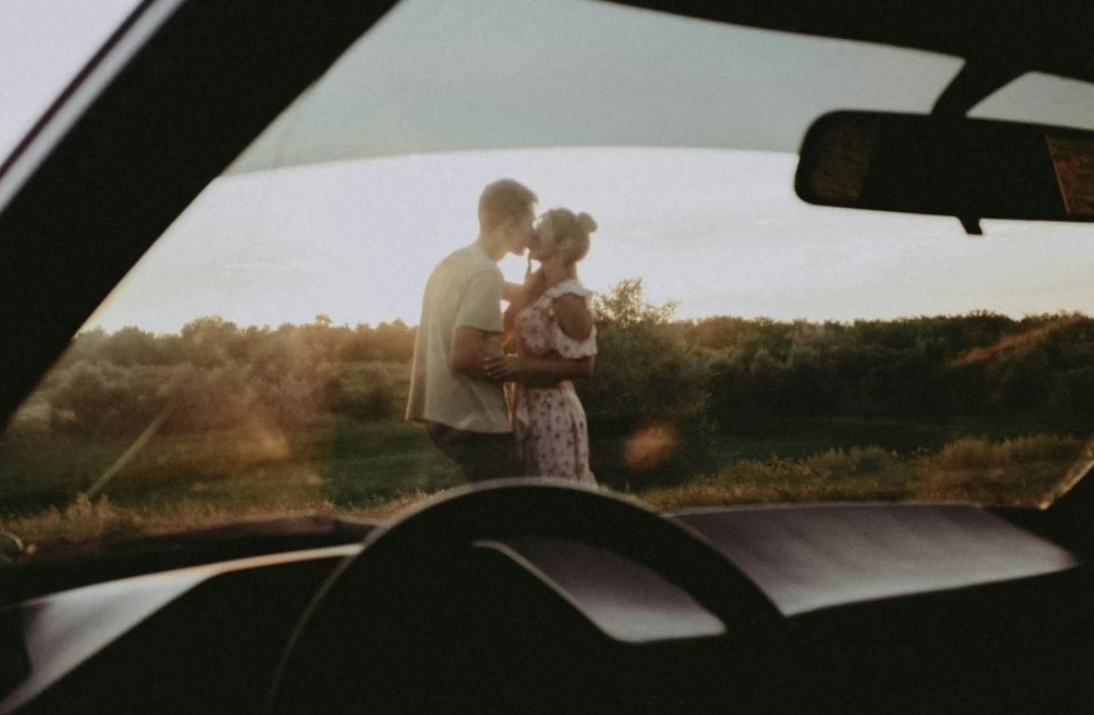 Έπιασε τον άνδρα της ημίγυμνο να την απατά και τον έκανε… viral στο Facebook – Βίντεο