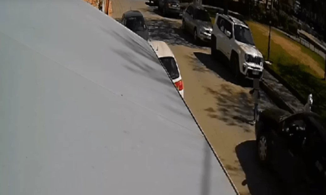 Σκληρές εικόνες έξω από παιδική χαρά: Με μεγάλη ταχύτητα το ΙΧ παρασύρει το 3χρονο παιδί στη Λάρισα