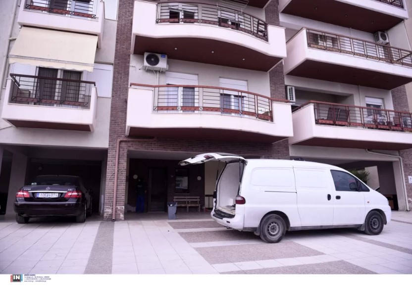 Γυναικοκτονία στη Σίνδο: Η 44χρονη βγήκε τραυματισμένη στο μπαλκόνι, την τράβηξε μέσα και την αποτελείωσε