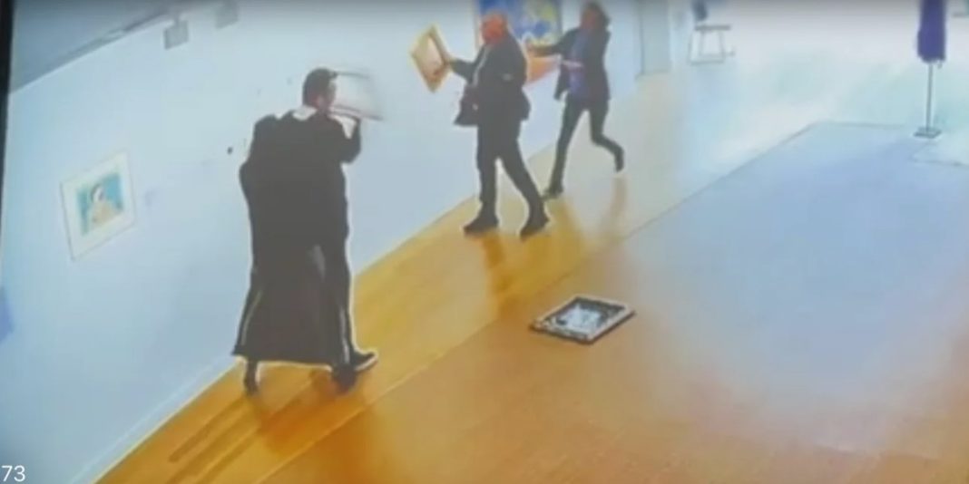 Βίντεο: Η στιγμή που ο βουλευτής της Νίκης βανδαλίζει τα έργα τέχνης στην Πινακοθήκη