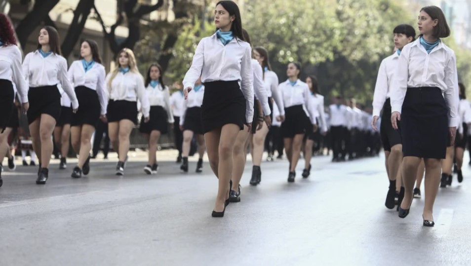 25η Μαρτίου: Σε εξέλιξη η μεγάλη μαθητική παρέλαση στην Αθήνα